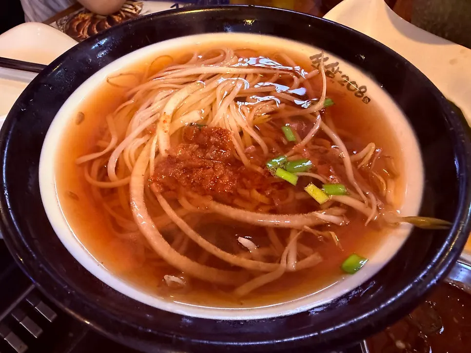 서비스로 나온 얼큰한 김치 쌀국수