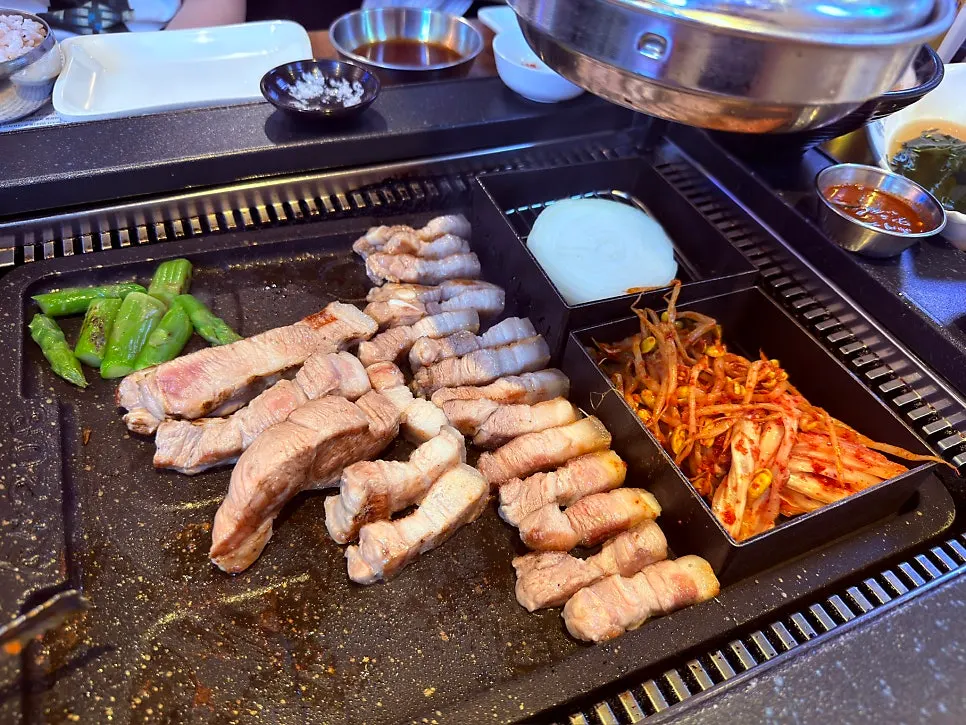 아스파라거스와 양파를 함께 굽는 불판