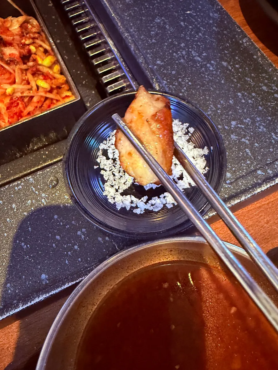 말돈소금에 찍어 먹는 잘 익은 오겹살