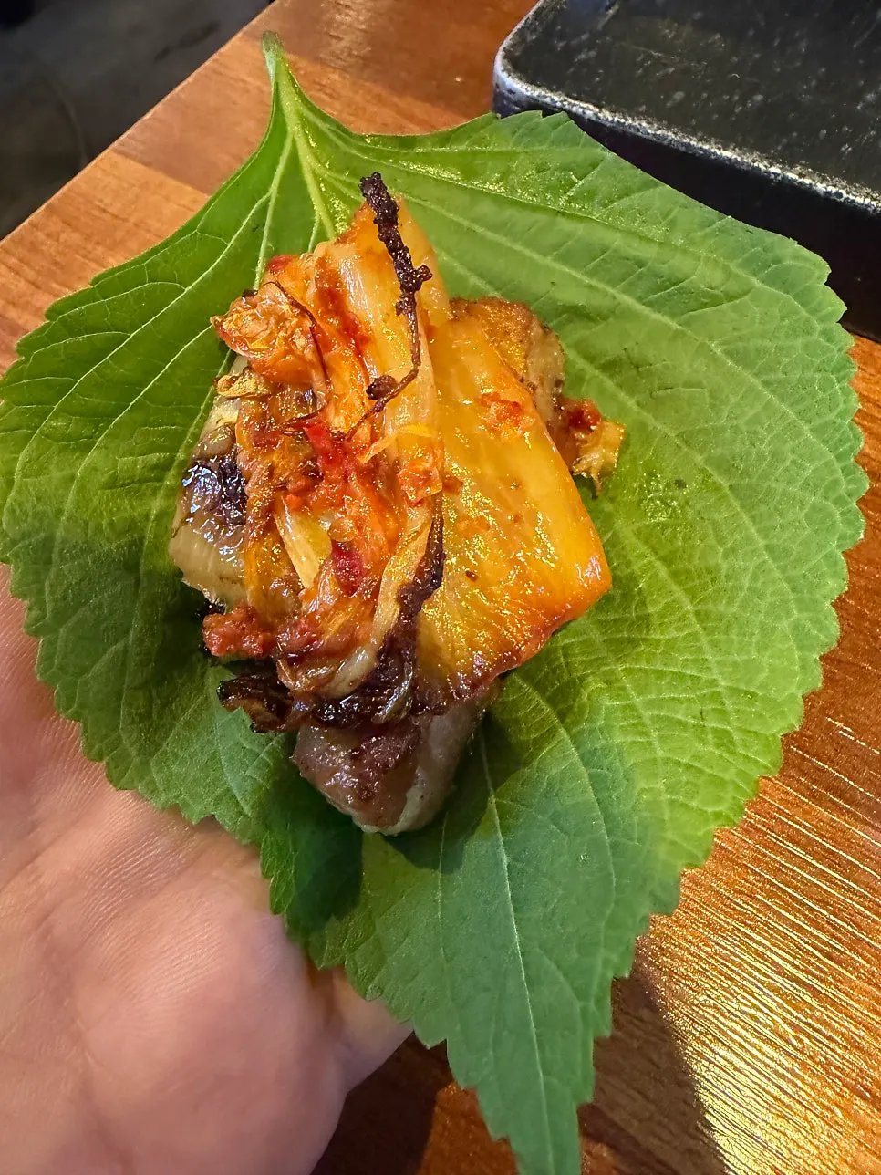 다진 마늘소스를 더한 오겹살 한 점