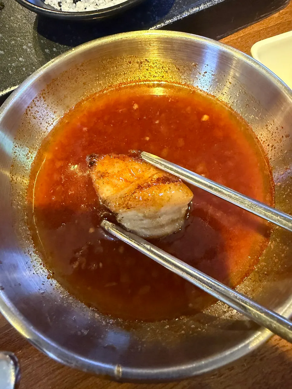 멜젓에 찍은 오겹살 클로즈업