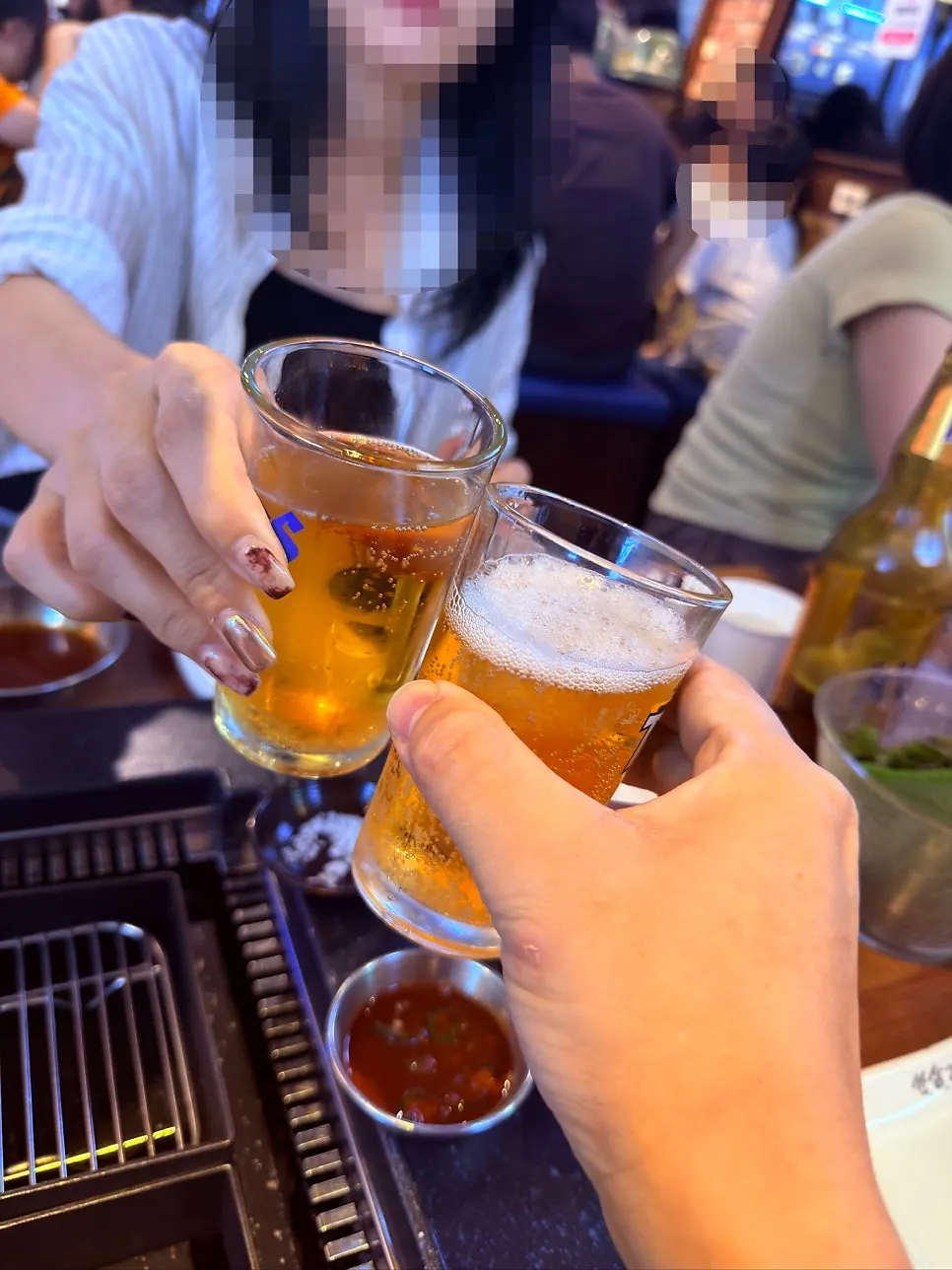 양념장을 번갈아 곁들인 고기 한 점