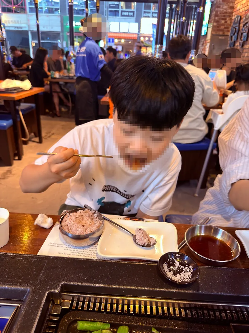 불판 옆 공간에 가지런히 올린 구운 고기