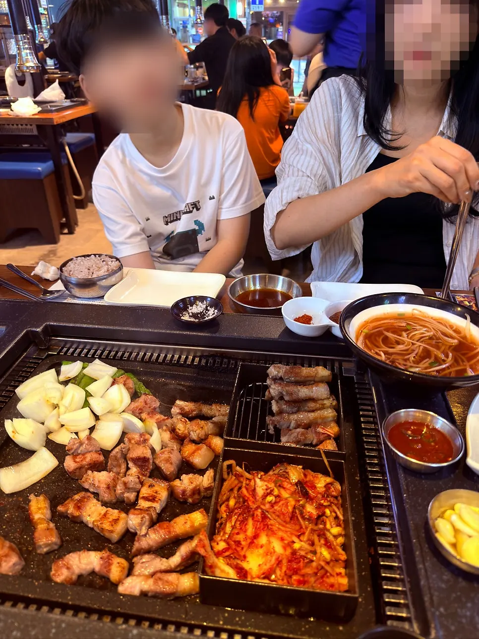 쌈 채소에 올린 오겹살과 곁들임