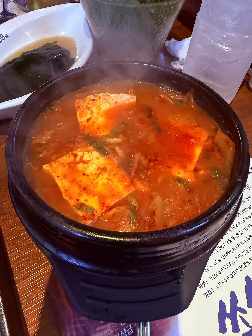 두툼한 고기가 들어간 돼지고기 김치찌개
