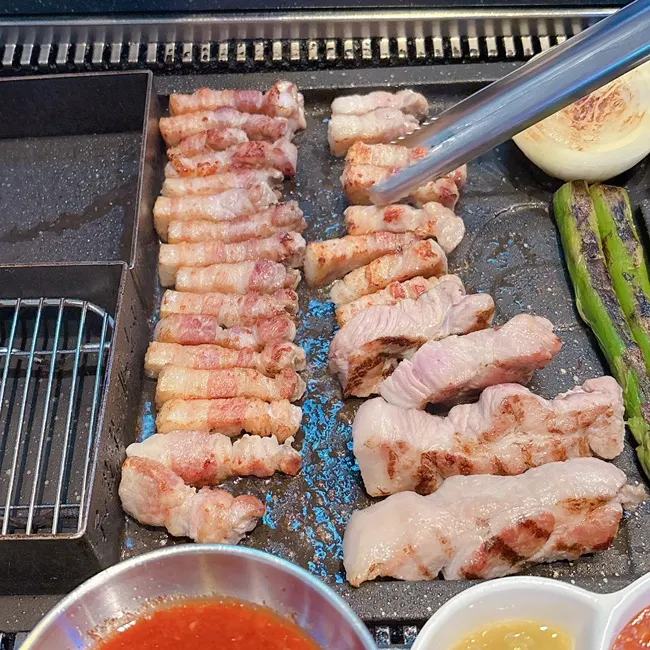 Plate of pre-seared meat with charcoal aroma