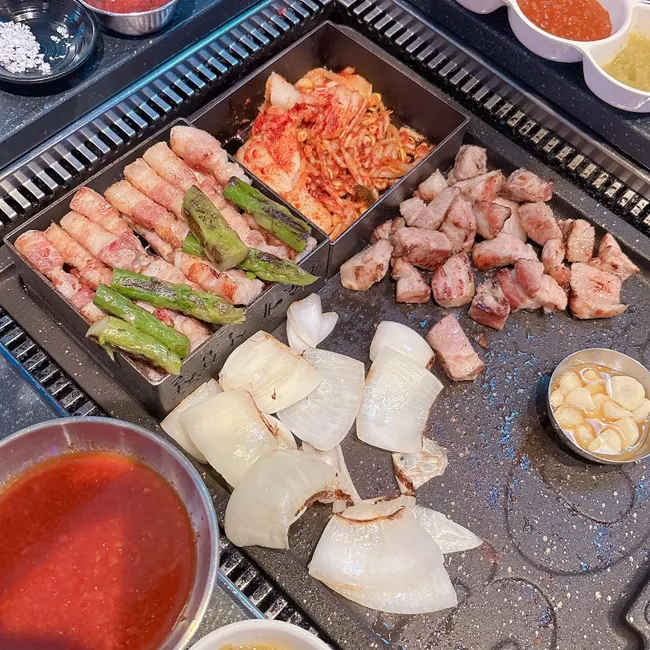 Family-style meat spread at Ssosam 208