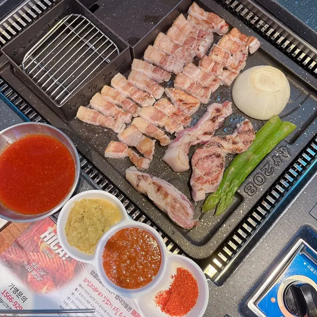 Pork neck wrapped in lettuce with side dishes