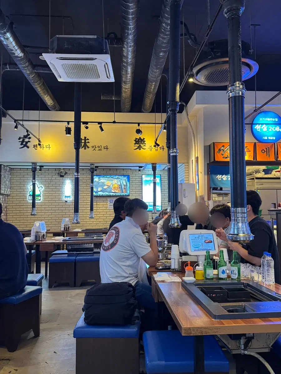 Dining hall seating at Ssosam 208 Siheung Baegot Branch with windows open