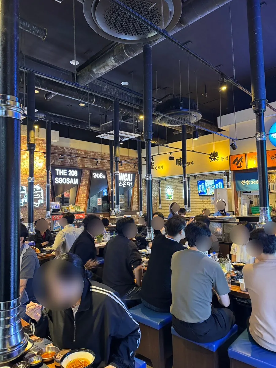 Interior of Ssosam 208 bustling with customers on a weekday evening