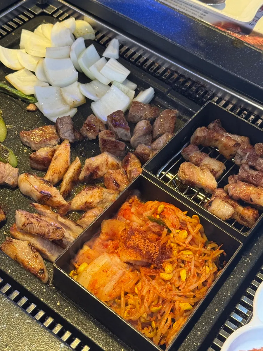 Meat grilling to a golden brown on the Ssosam 208 grill