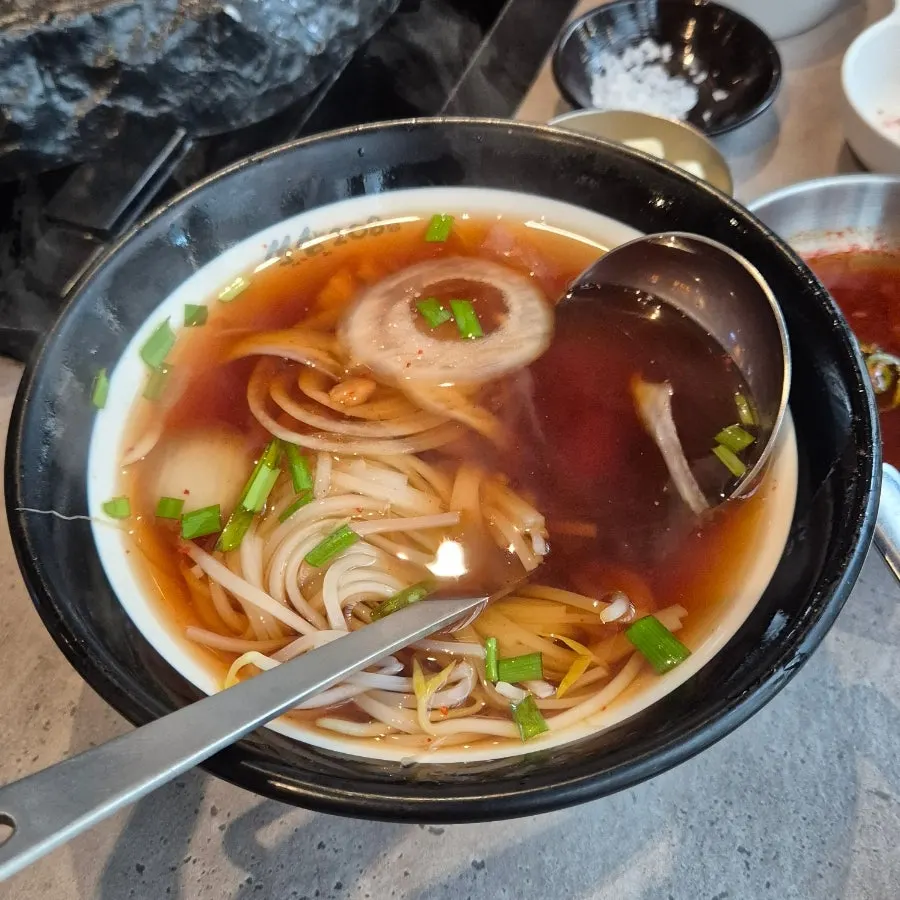 由醬料、野生蒜葉、蔥絲沙拉組成的基本小菜