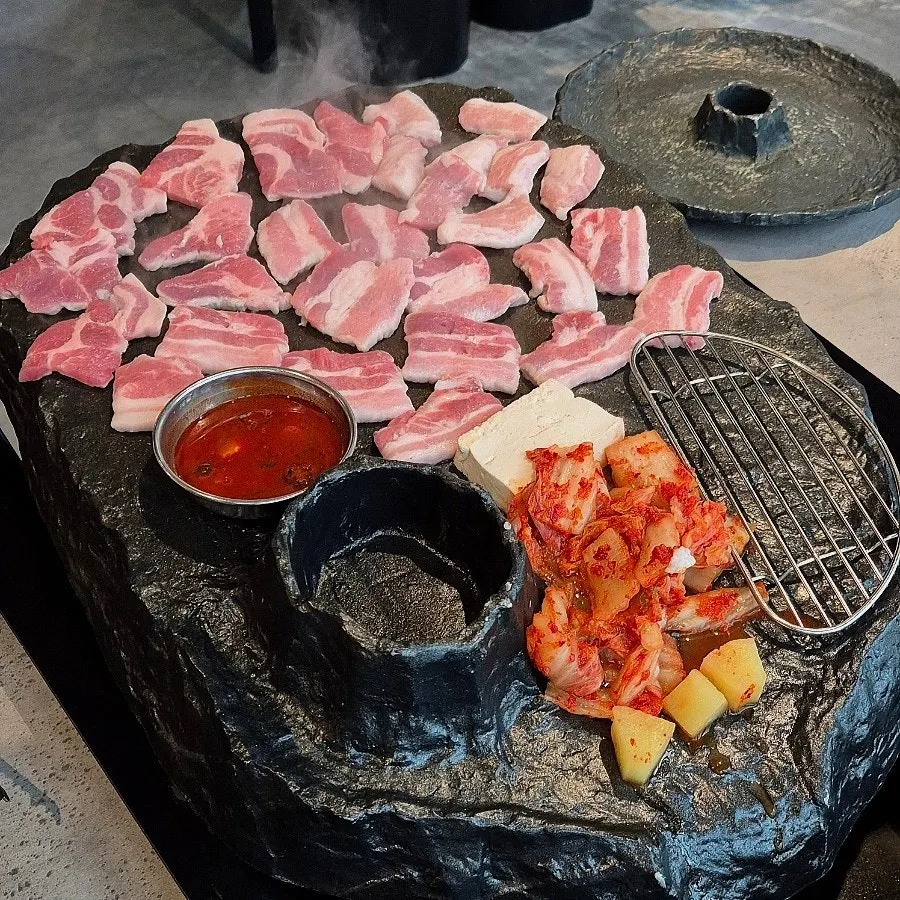 一盤粉嫩五花肉、梅花肉、千層肉生肉