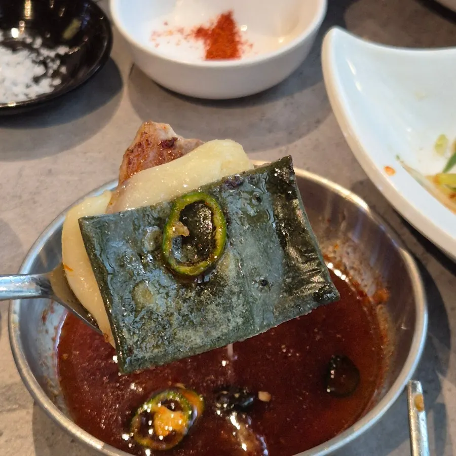 淋上蒜蓉醬和芥末的烤肉