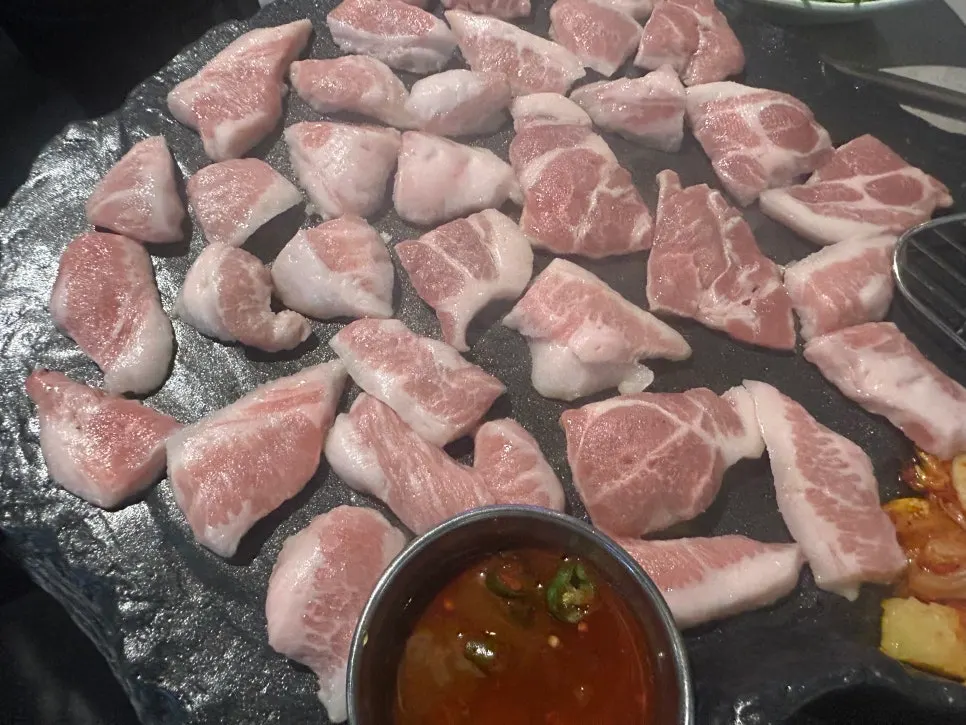 화산돌판에 올려 구워주는 천겹살과 목살