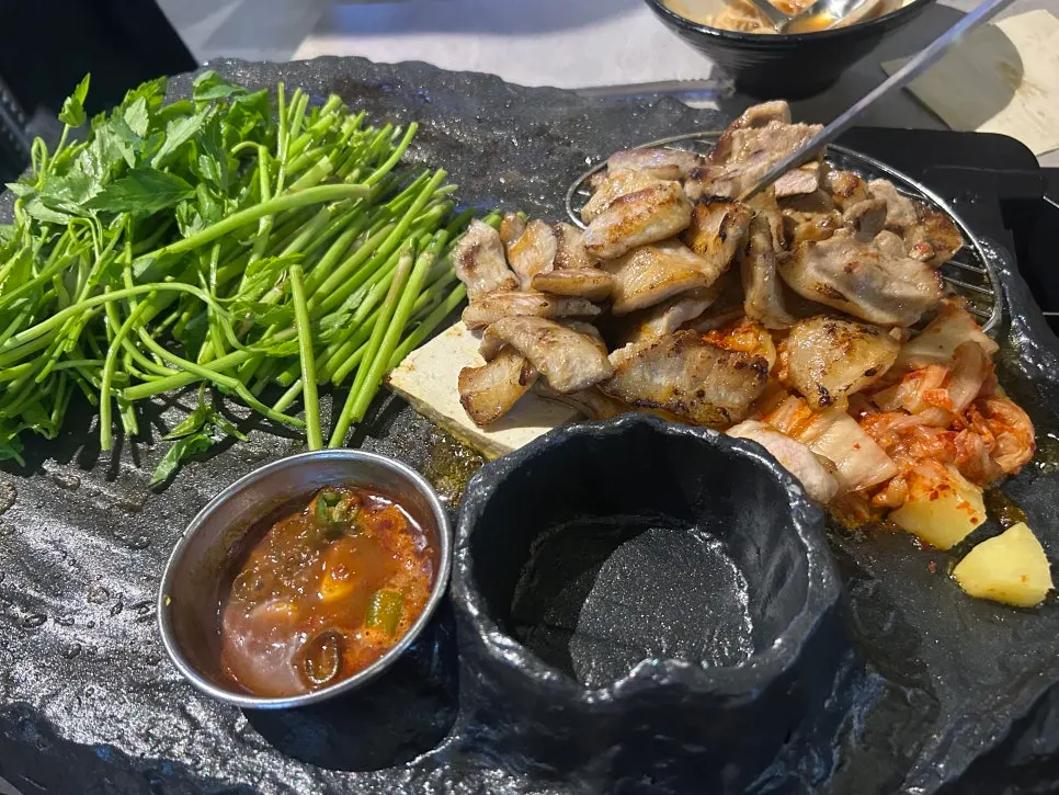구운 미나리 김치를 올린 고기 한 점