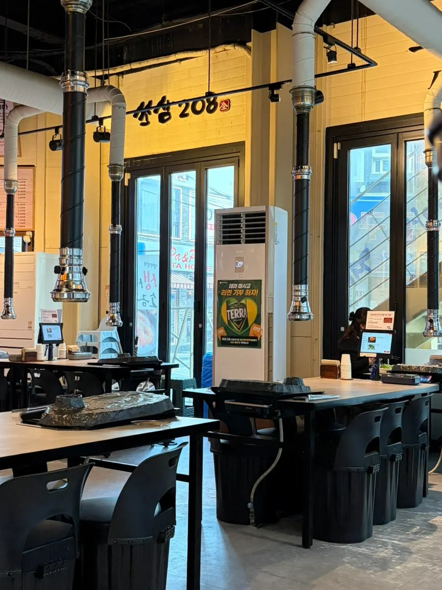 Spacious high-ceilinged interior of Ssosam 208 Suwon Station Branch
