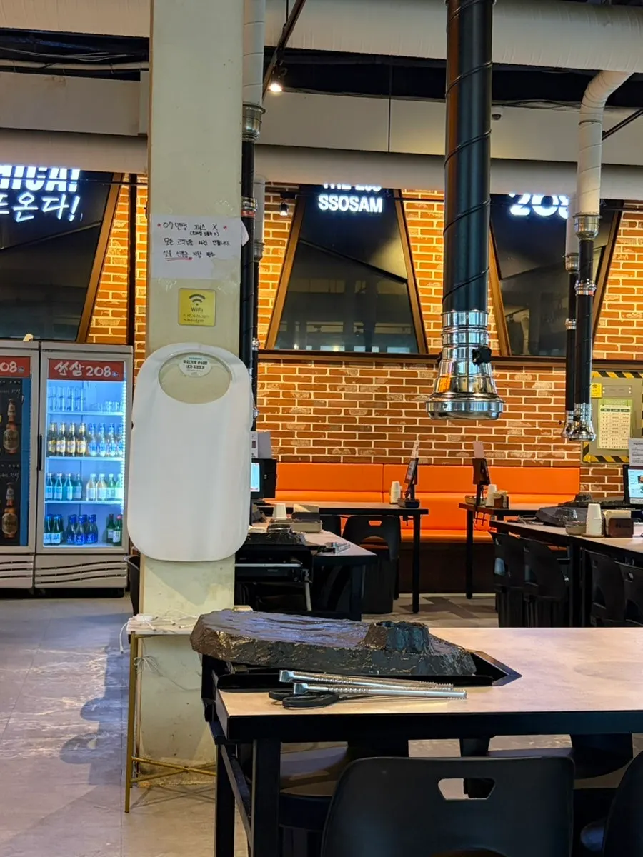 Neatly arranged table at Ssosam 208 Suwon Station Branch