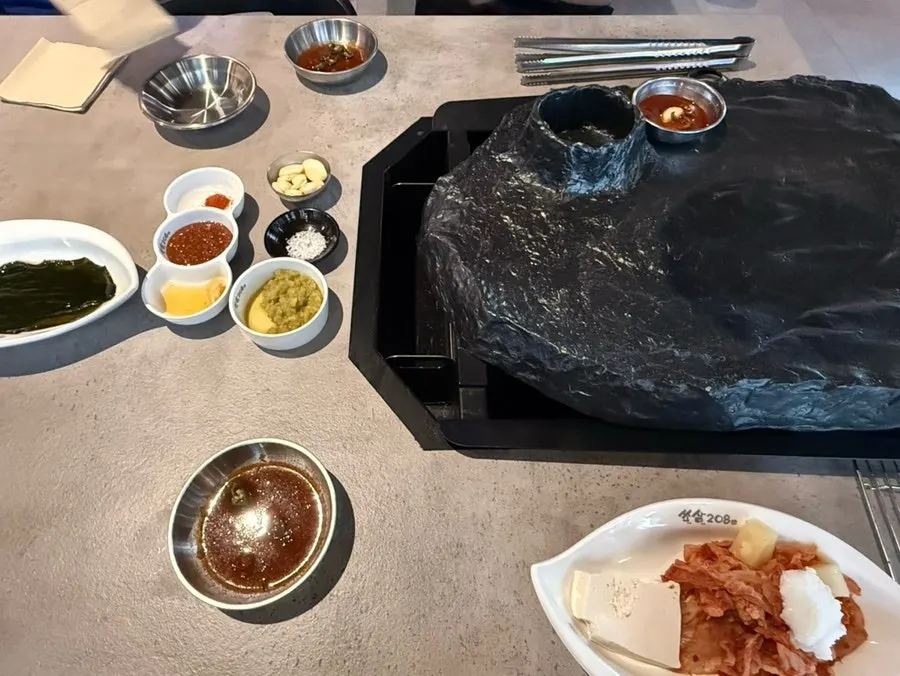 쏘삼208 수원역점 테이블의 돌불판