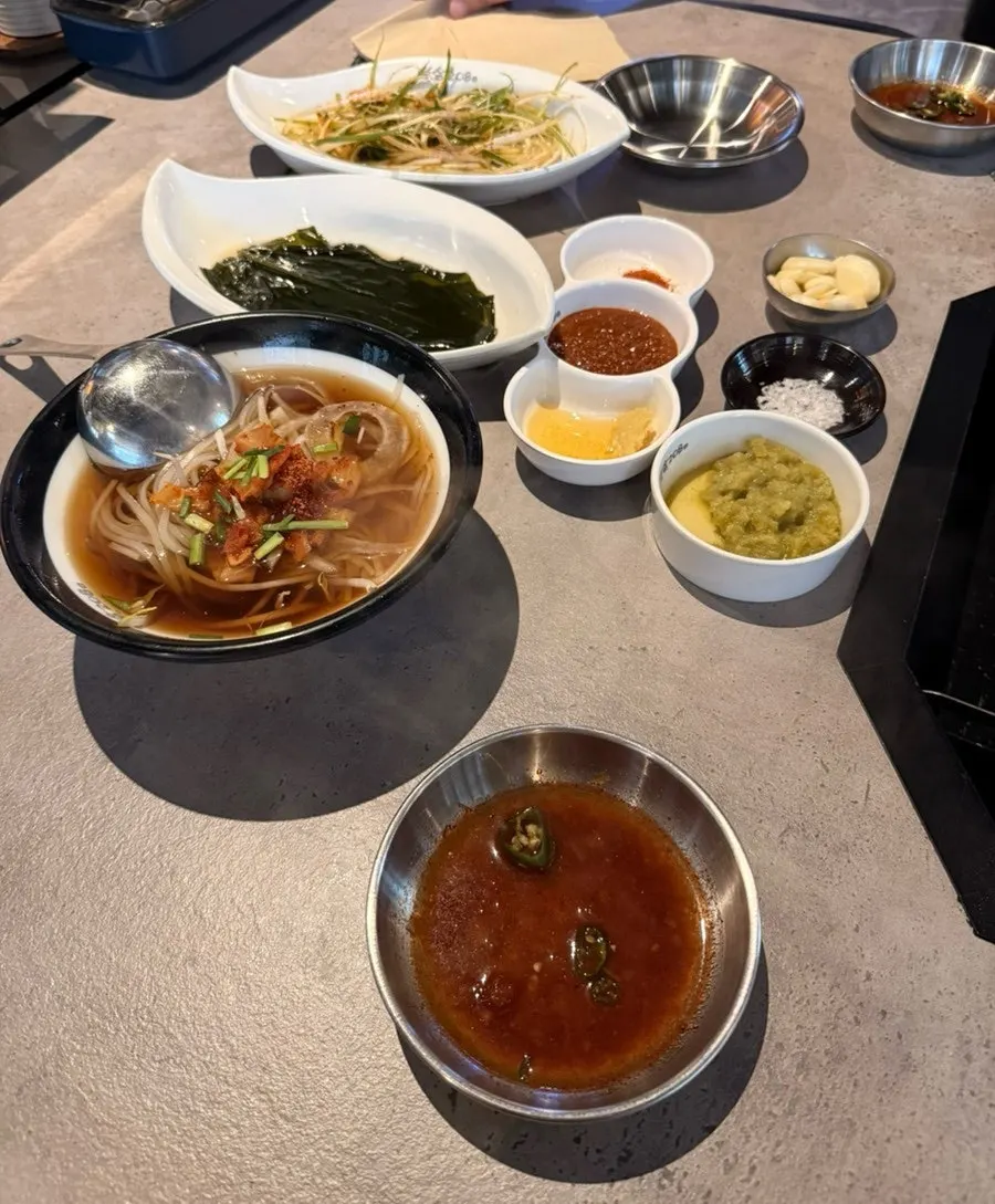 파채무침과 명이나물, 소스로 차려진 기본반찬 상차림