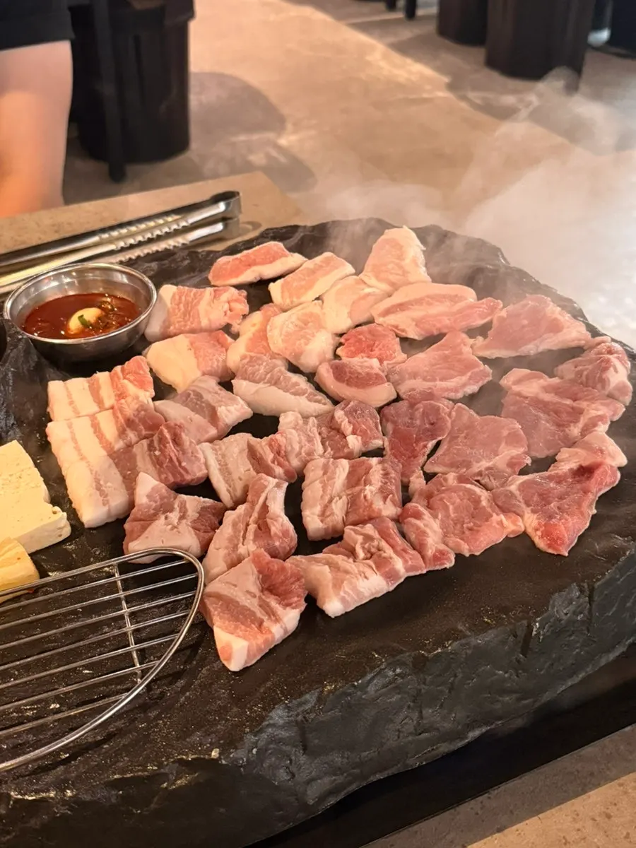 삼겹살 목살 천겹살로 구성된 모둠돌판 접시