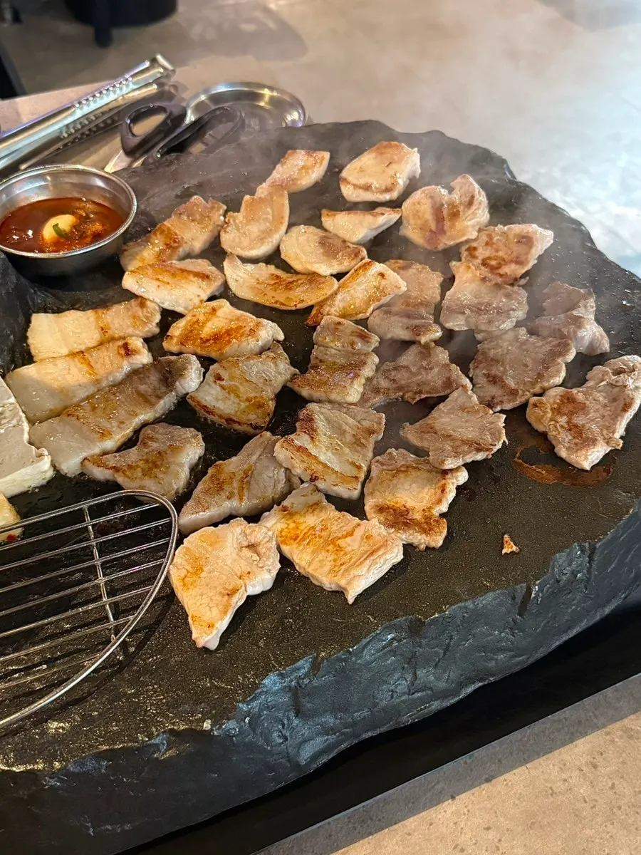 208도 화산돌판에서 구워지는 삼겹살