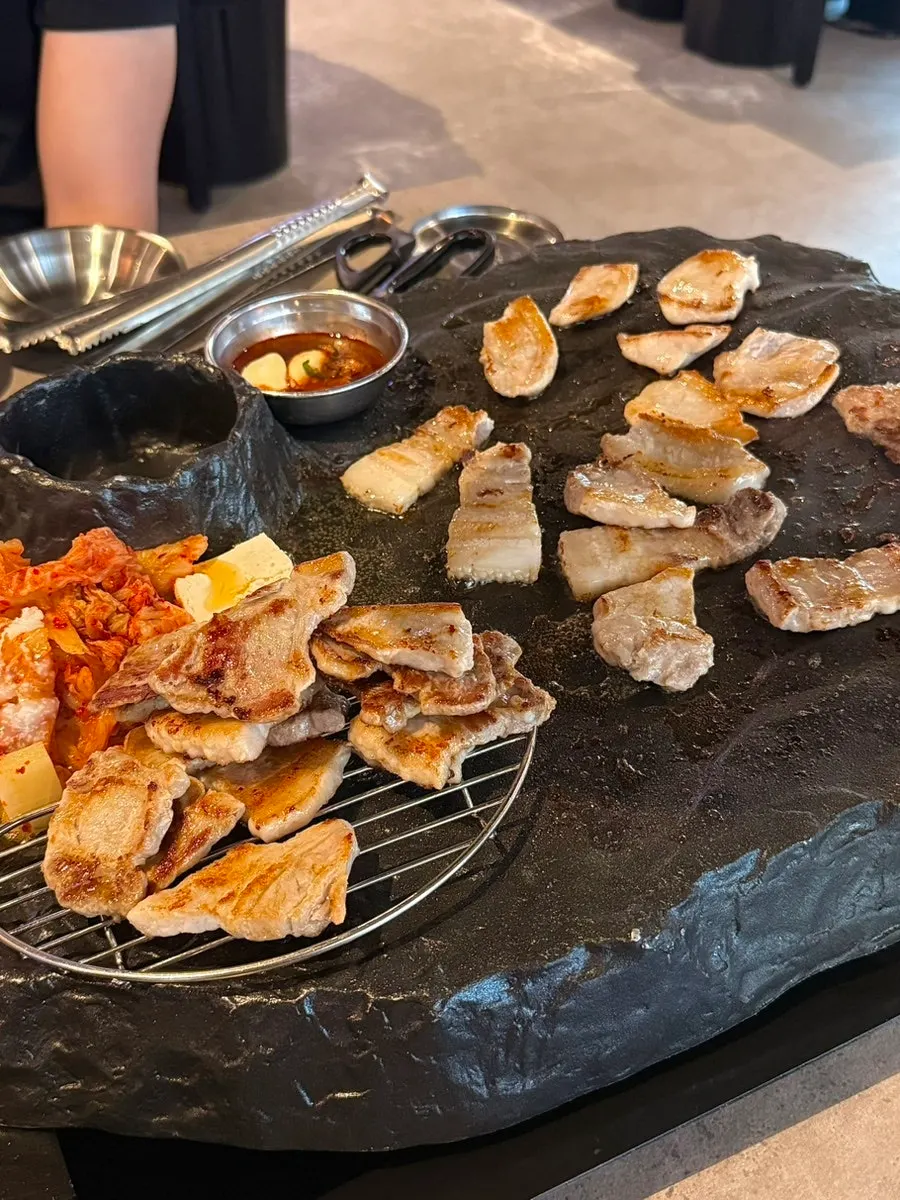 돌판 위에서 함께 익는 김치와 두부, 파인애플