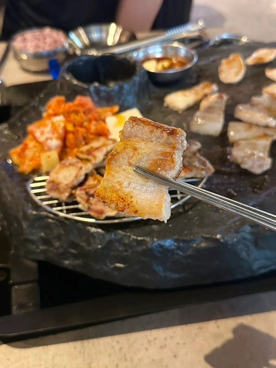 노릇하게 구워진 삼겹살 한 조각