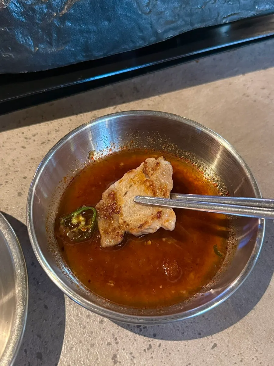 쏘삼208 특제 화산간장소스에 찍은 고기