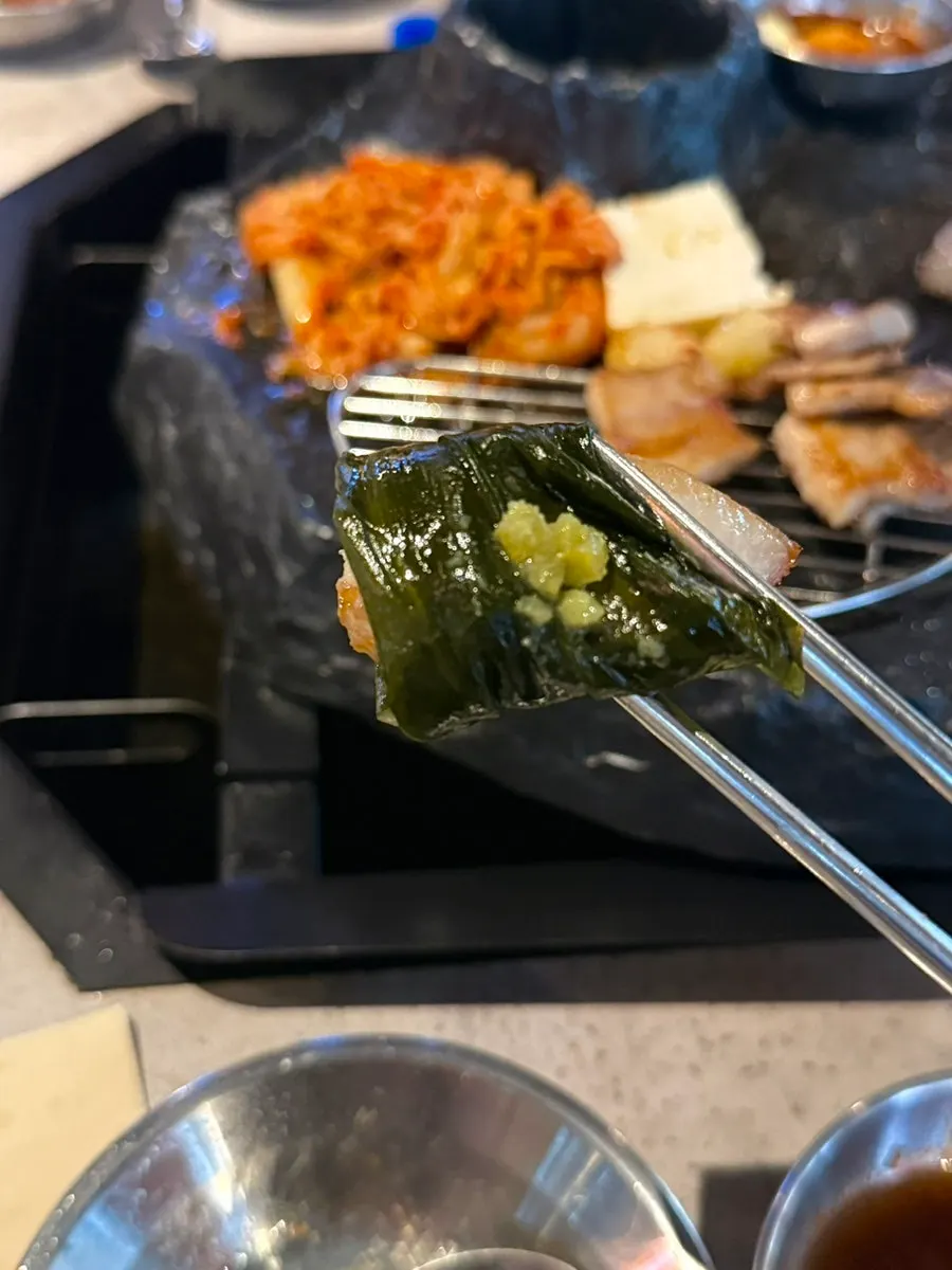 와사비를 곁들인 삼겹살 한 쌈