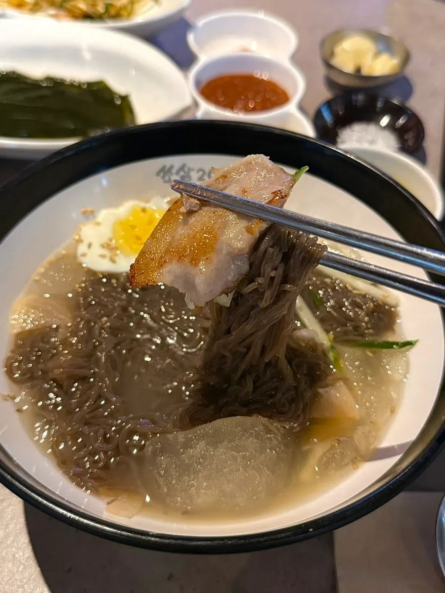 냉면 면에 고기를 감싼 한입