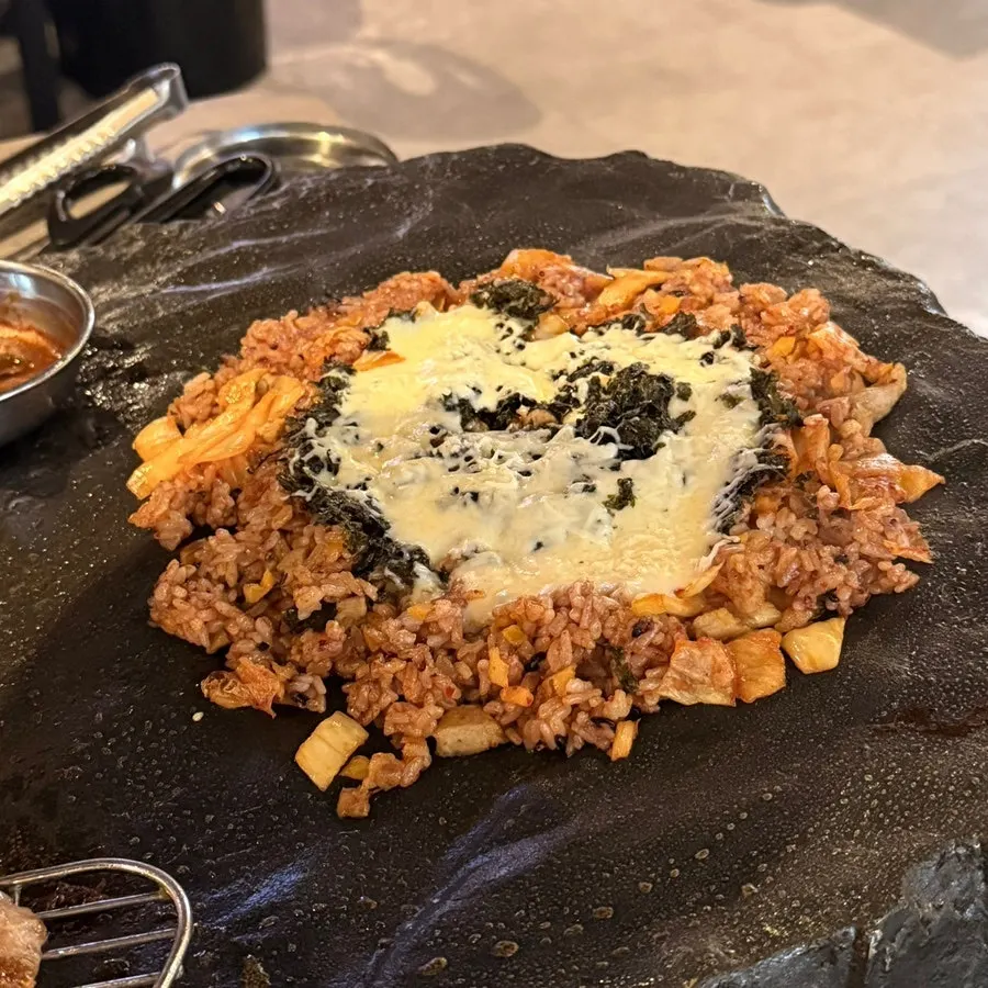 눈꽃치즈를 올린 현무암 눈꽃김치볶음밥