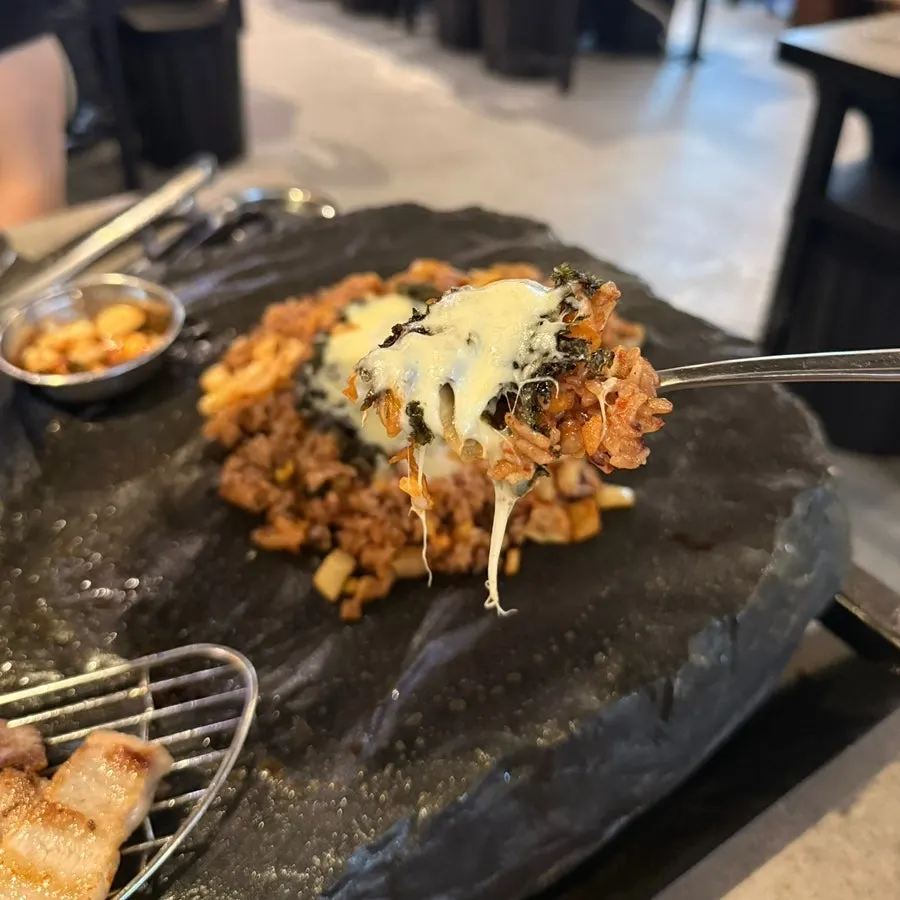 김가루와 치즈를 섞은 김치볶음밥 한 숟갈