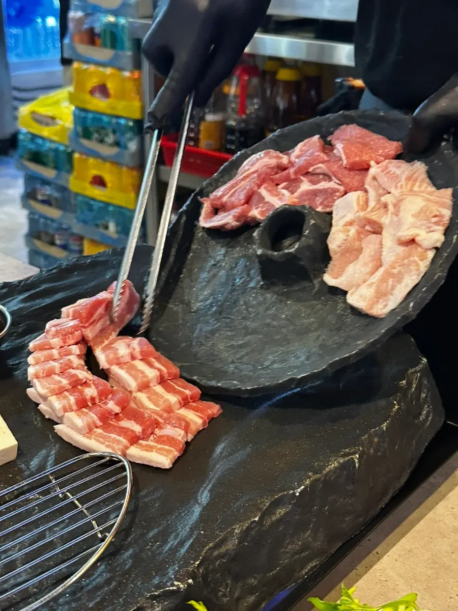 기본으로 나온 매운 김치 쌀국수 한 그릇