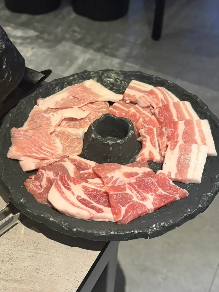 돌판에 올려진 모둠 돼지고기