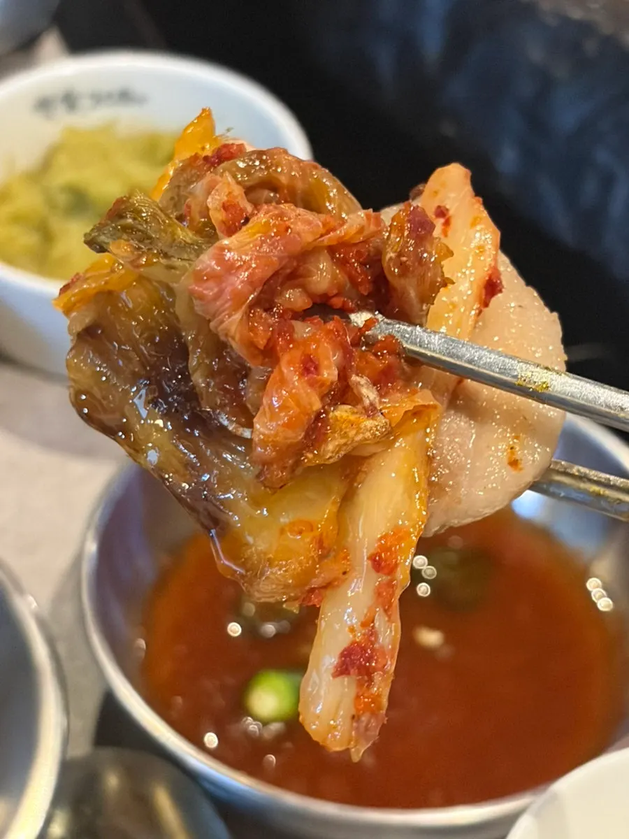 구운 김치와 삼겹살 조합