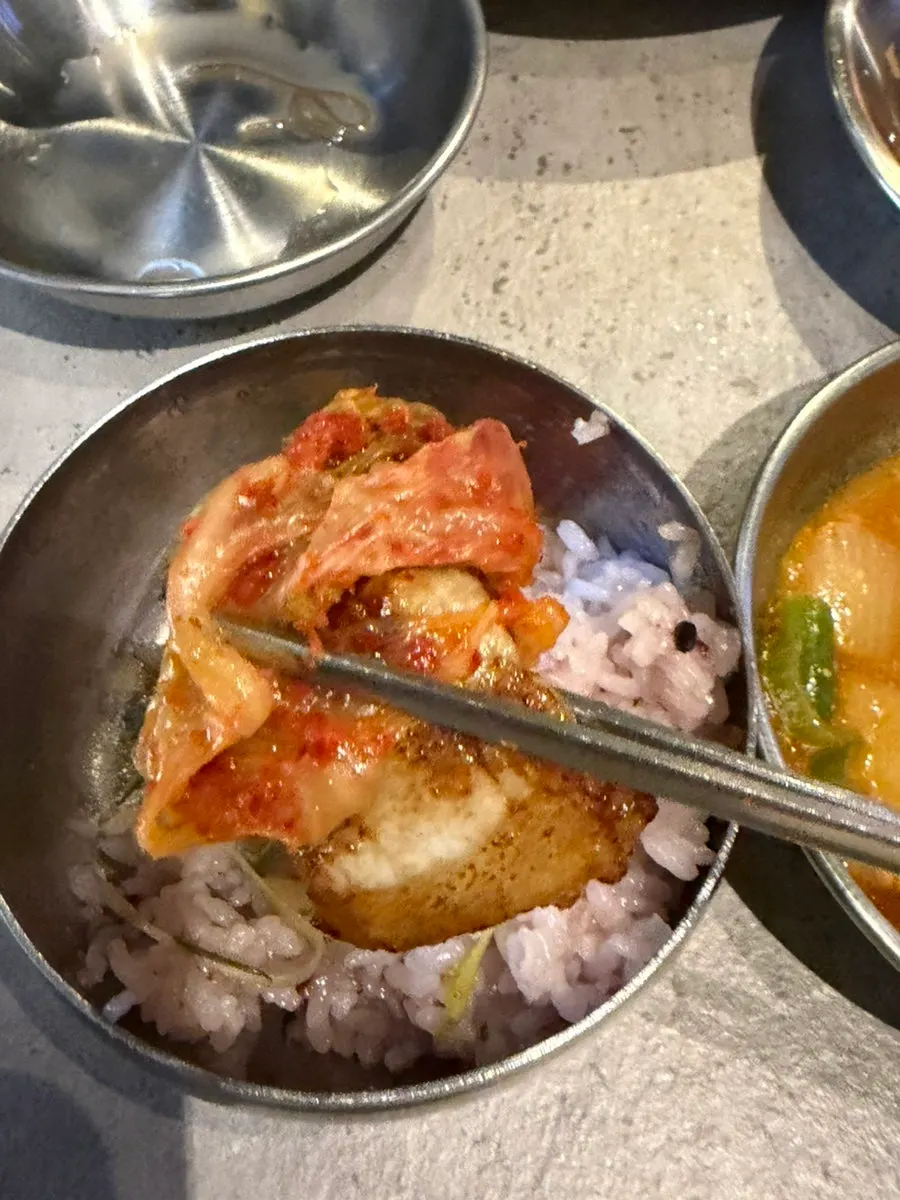 기름장에 찍은 삼겹살 한 점
