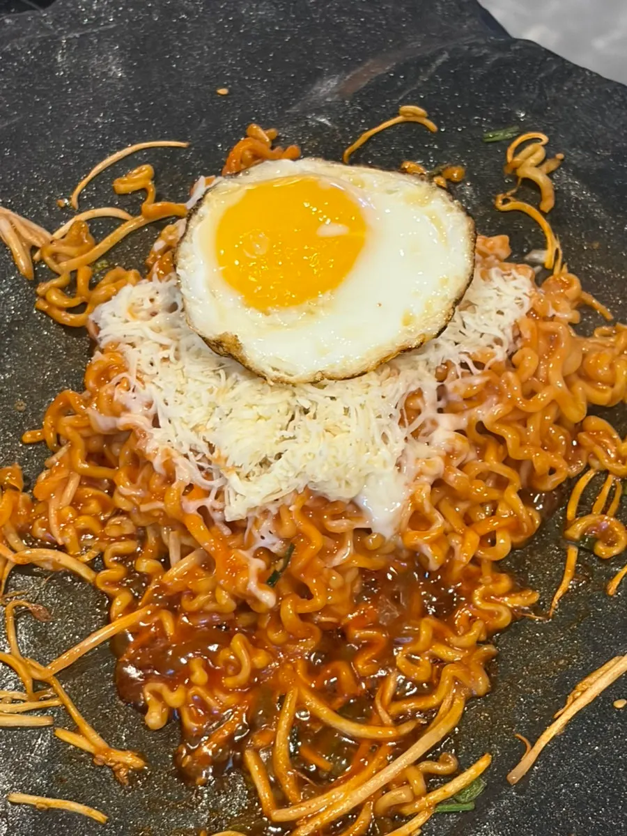 치즈 소스를 뿌린 불용암 볶음면