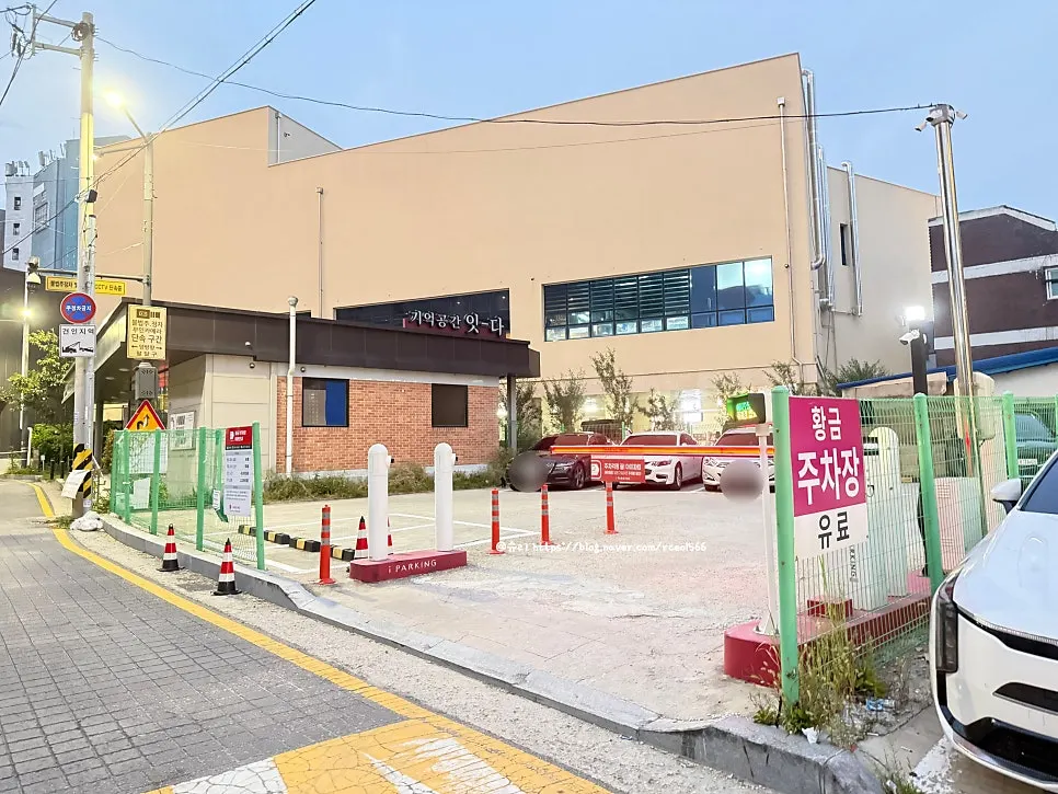 Parking lot with parking support at Ssosam 208 Suwon Station Branch