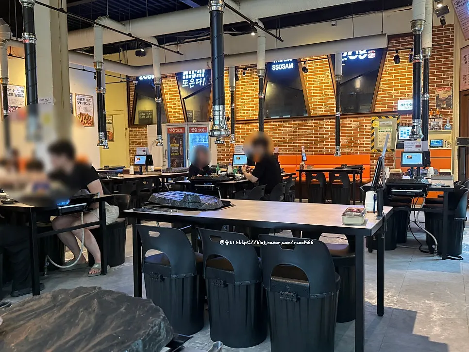 Spacious main hall interior of Ssosam 208 Suwon Station Branch