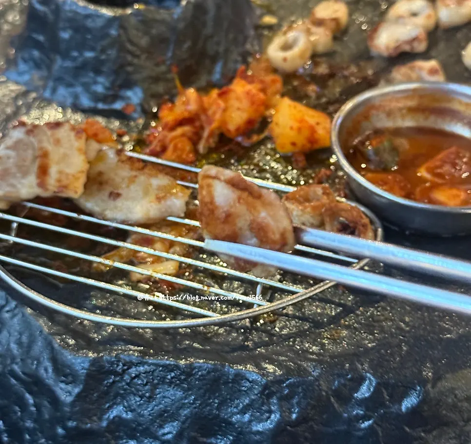 Makchang cooking on the grill