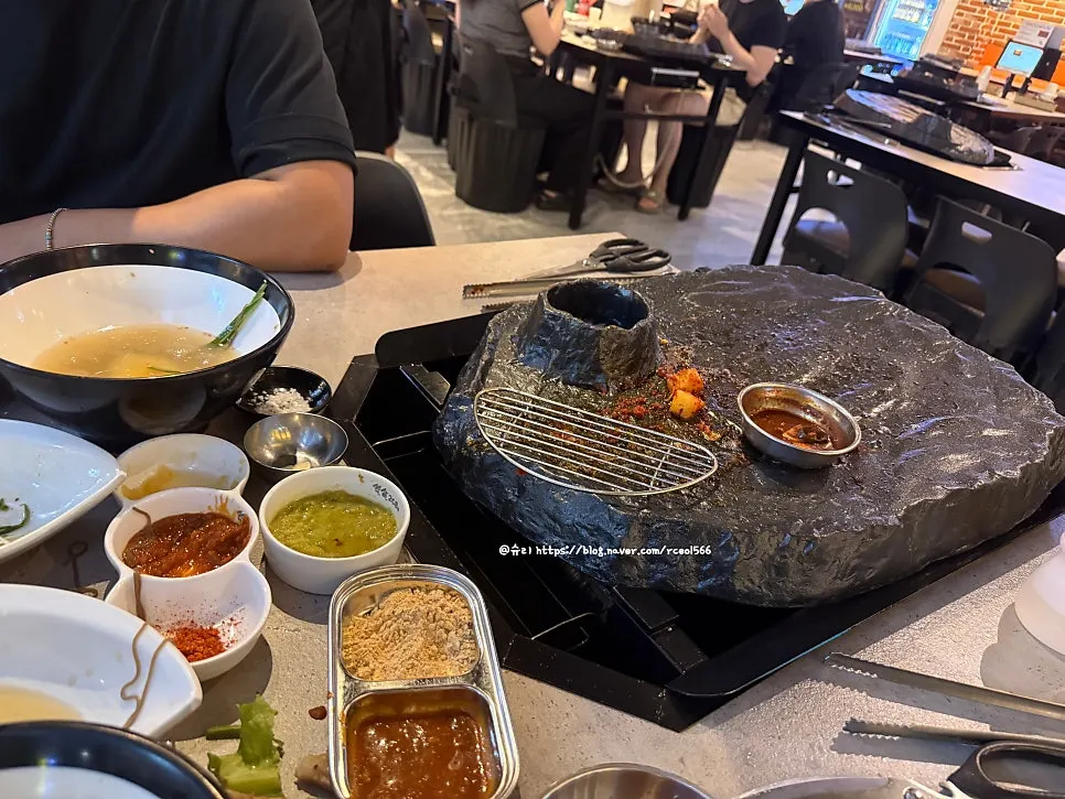 The empty grill after finishing the meal