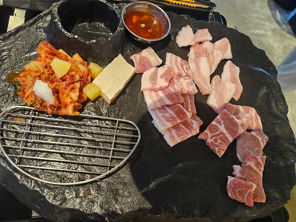 Mixed stone-grill platter (small) 360g with pork belly, pork neck, and cheongyeopsal