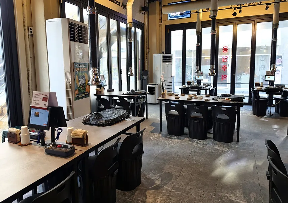 テーブルが広く配置されたソサム208の店内