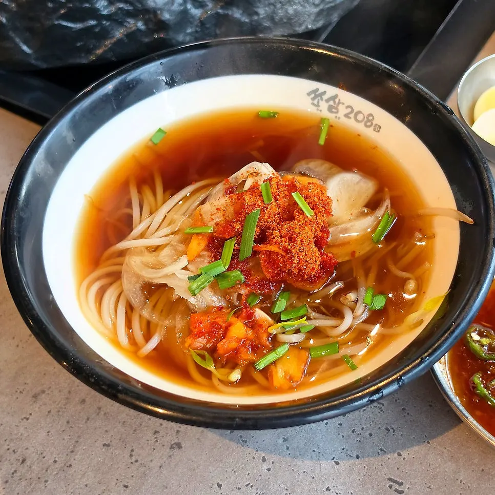 基本で提供されるキムチ米麺スープ