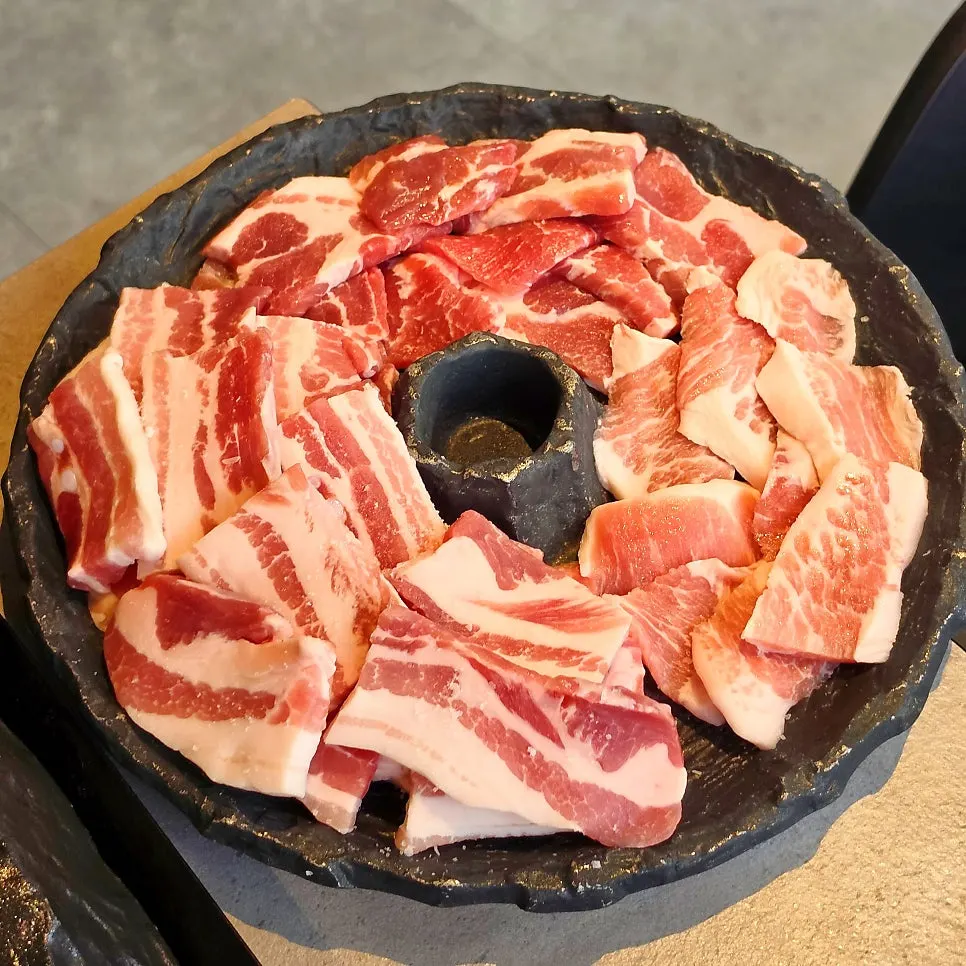 サムギョプサル・トンシク・千枚肉で構成された盛り合わせ石板の生肉