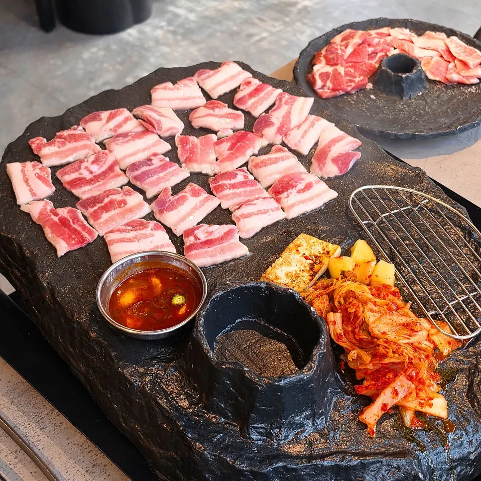 石板の上で焼かれるサムギョプサル