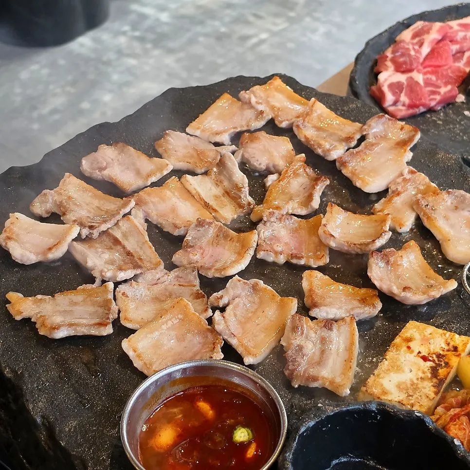 こんがり焼けていくサムギョプサルの石板焼き