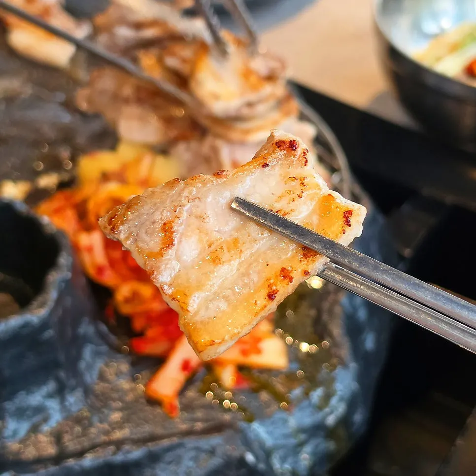 食べやすい厚みに焼かれたサムギョプサル一切れ