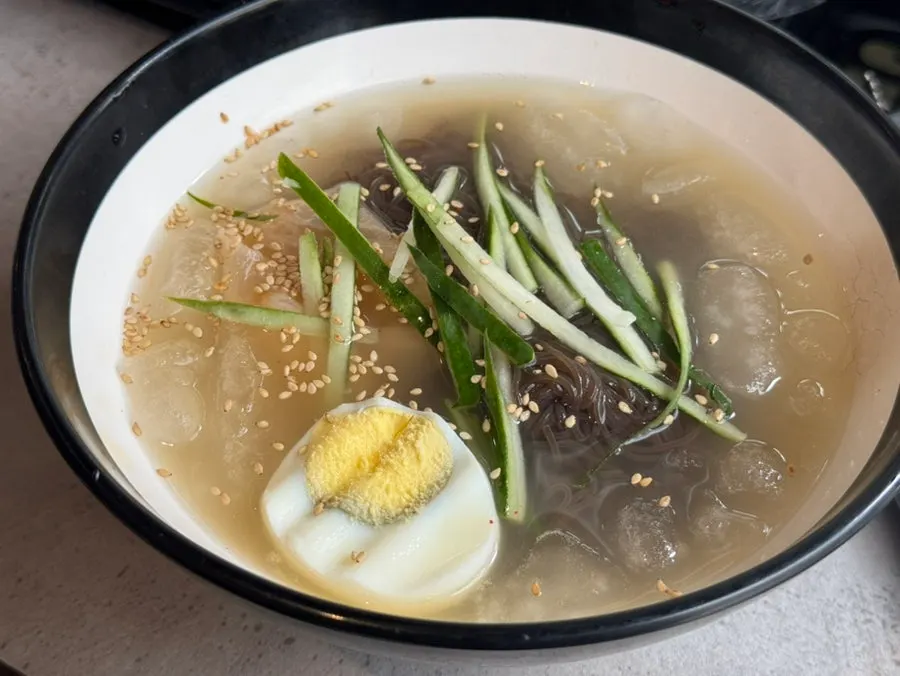 Cold noodles lifted up with chopsticks